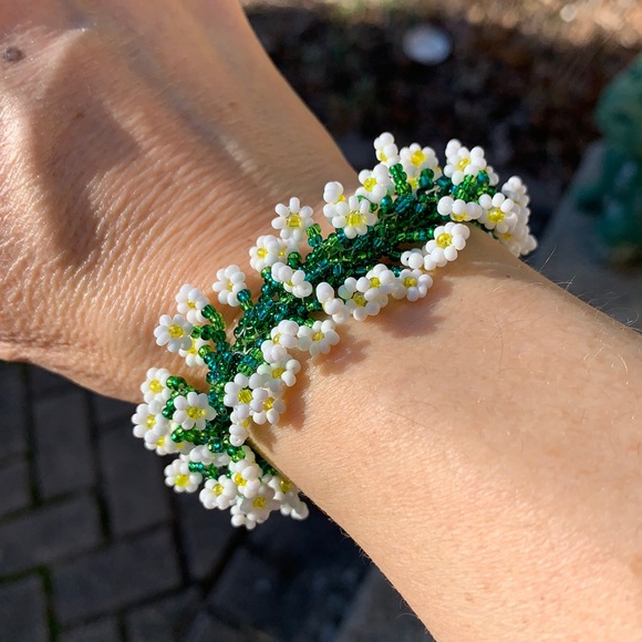 Handmade Jewelry - 🌷3 for$25🌷Handmade, US OS, White Yellow & Green Beaded Daisy Bracelet